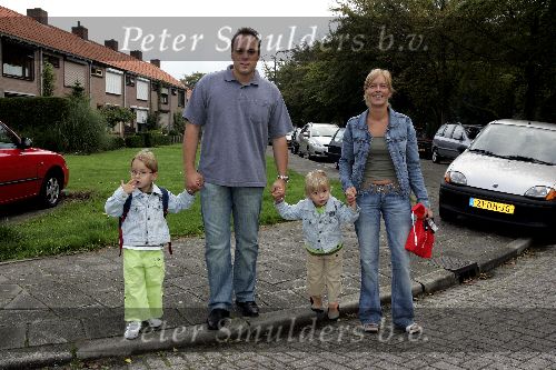 Fijnaart 23 augustus 2005
Christiaan Bauer voor het eerst naar school met broer Jan en Frans Bauer en Mariska
Peter Smulders bv