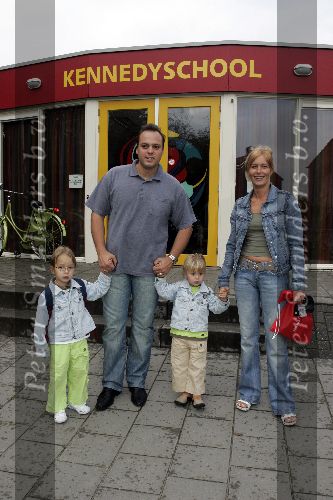 Fijnaart 23 augustus 2005
Christiaan Bauer voor het eerst naar school met broer Jan en Frans Bauer en Mariska
Peter Smulders bv