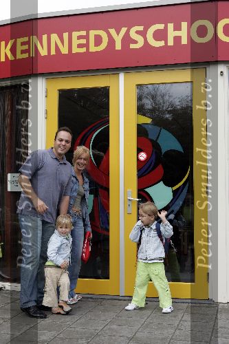 Fijnaart 23 augustus 2005
Christiaan Bauer voor het eerst naar school met broer Jan en Frans Bauer en Mariska
Peter Smulders bv