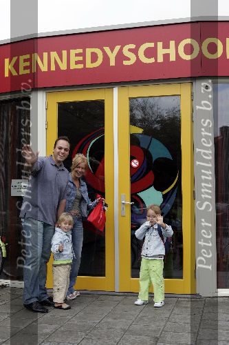 Fijnaart 23 augustus 2005
Christiaan Bauer voor het eerst naar school met broer Jan en Frans Bauer en Mariska
Peter Smulders bv