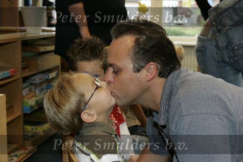 Fijnaart 23 augustus 2005
Christiaan Bauer voor het eerst naar school met broer Jan en Frans Bauer en Mariska
Peter Smulders bv