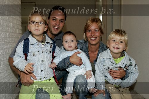 Fijnaart 23 augustus 2005
Christiaan Bauer voor het eerst naar school met broer Jan en Frans Bauer en Mariska. Frans Bauer jr
Peter Smulders bv