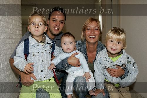 Fijnaart 23 augustus 2005
Christiaan Bauer voor het eerst naar school met broer Jan en Frans Bauer en Mariska. Frans Bauer jr
Peter Smulders bv
