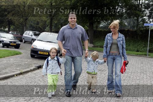 Fijnaart 23 augustus 2005
Christiaan Bauer voor het eerst naar school met broer Jan en Frans Bauer en Mariska
Peter Smulders bv