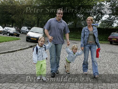 Fijnaart 23 augustus 2005
Christiaan Bauer voor het eerst naar school met broer Jan en Frans Bauer en Mariska
Peter Smulders bv