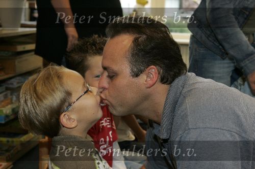 Fijnaart 23 augustus 2005
Christiaan Bauer voor het eerst naar school met broer Jan en Frans Bauer en Mariska
Peter Smulders bv