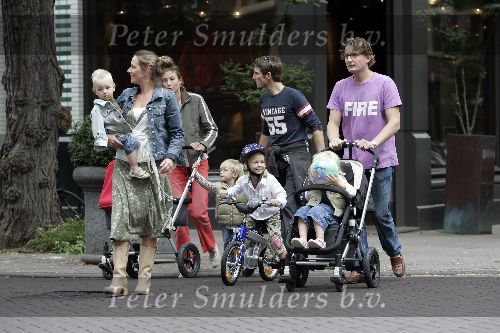 Amsterdam 24 september 2005
Prins Bernhard jr   met Prins Maurits prinses Annette en Prinses Marilene met kinderen wandelen
Peter Smulders bv