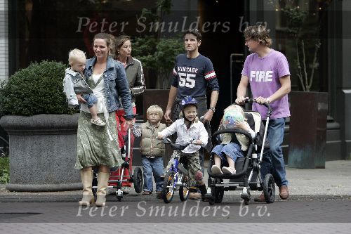 Amsterdam 24 september 2005
Prins Bernhard jr   met Prins Maurits prinses Annette en Prinses Marilene met kinderen wandelen
Peter Smulders bv