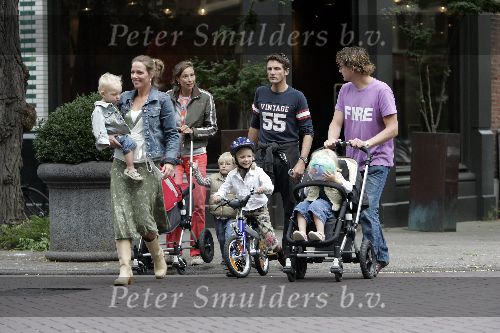 Amsterdam 24 september 2005
Prins Bernhard jr   met Prins Maurits prinses Annette en Prinses Marilene met kinderen wandelen
Peter Smulders bv
