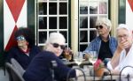 Laren 23 juni 2026
Ad Visser met zijn vrouw op terras bij t Bonte paard in Laren .