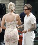 Nieuwegein 27 juni 2026
Andre Hazes en zijn vriendin Noa Braaf komen aan bij Wills voor de trouwerij van haar vader Denny Braaf . Ook de camera van hun real lif soap is aanwezig 