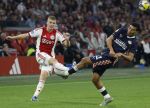 Amsterdam, 2 Mei 2026
Kompetitiewedstrijd AJAX-PSV, eindstand 2-2
Anton Gaaei met Couhaib Driouech
