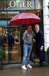 Amsterdam 2 juni 2026
Aran Bade loopt bij Oger de winkel uit 