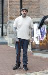 Arnhem 13 mei 2026
Ben Saunders loopt met een wandelstok omdat hij een drie dubbele hernia heeft .