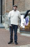 Arnhem 13 mei 2026
Ben Saunders loopt met een wandelstok omdat hij een drie dubbele hernia heeft .