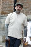 Arnhem 13 mei 2026
Ben Saunders loopt met een wandelstok omdat hij een drie dubbele hernia heeft .