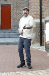 Arnhem 13 mei 2026
Ben Saunders loopt met een wandelstok omdat hij een drie dubbele hernia heeft .