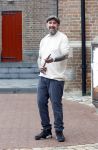 Arnhem 13 mei 2026
Ben Saunders loopt met een wandelstok omdat hij een drie dubbele hernia heeft .