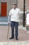 Arnhem 13 mei 2026
Ben Saunders loopt met een wandelstok omdat hij een drie dubbele hernia heeft .