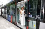 Rotterdam 27 juni 2026
Carola Schouten de burgemeester van Rotterdam, is vandaag getrouwd. Zij en Coert Kleijwegt gaven elkaar het jawoord op het gemeentehuis van Rotterdam. Sander de Kramer trouwde het stel. Ze kwamen met de tram naar het stadhuis 
