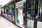Rotterdam 27 juni 2026
Carola Schouten de burgemeester van Rotterdam, is vandaag getrouwd. Zij en Coert Kleijwegt gaven elkaar het jawoord op het gemeentehuis van Rotterdam. Sander de Kramer trouwde het stel. Ze kwamen met de tram naar het stadhuis 