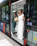 Rotterdam 27 juni 2026
Carola Schouten de burgemeester van Rotterdam, is vandaag getrouwd. Zij en Coert Kleijwegt gaven elkaar het jawoord op het gemeentehuis van Rotterdam. Sander de Kramer trouwde het stel. Ze kwamen met de tram naar het stadhuis 