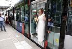 Rotterdam 27 juni 2026
Carola Schouten de burgemeester van Rotterdam, is vandaag getrouwd. Zij en Coert Kleijwegt gaven elkaar het jawoord op het gemeentehuis van Rotterdam. Sander de Kramer trouwde het stel. Ze kwamen met de tram naar het stadhuis 