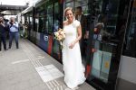Rotterdam 27 juni 2026
Carola Schouten de burgemeester van Rotterdam, is vandaag getrouwd. Zij en Coert Kleijwegt gaven elkaar het jawoord op het gemeentehuis van Rotterdam. Sander de Kramer trouwde het stel. Ze kwamen met de tram naar het stadhuis 