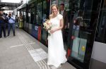 Rotterdam 27 juni 2026
Carola Schouten de burgemeester van Rotterdam, is vandaag getrouwd. Zij en Coert Kleijwegt gaven elkaar het jawoord op het gemeentehuis van Rotterdam. Sander de Kramer trouwde het stel. Ze kwamen met de tram naar het stadhuis 