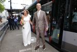 Rotterdam 27 juni 2026
Carola Schouten de burgemeester van Rotterdam, is vandaag getrouwd. Zij en Coert Kleijwegt gaven elkaar het jawoord op het gemeentehuis van Rotterdam. Sander de Kramer trouwde het stel. Ze kwamen met de tram naar het stadhuis 