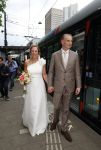 Rotterdam 27 juni 2026
Carola Schouten de burgemeester van Rotterdam, is vandaag getrouwd. Zij en Coert Kleijwegt gaven elkaar het jawoord op het gemeentehuis van Rotterdam. Sander de Kramer trouwde het stel. Ze kwamen met de tram naar het stadhuis 