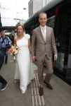 Rotterdam 27 juni 2026
Carola Schouten de burgemeester van Rotterdam, is vandaag getrouwd. Zij en Coert Kleijwegt gaven elkaar het jawoord op het gemeentehuis van Rotterdam. Sander de Kramer trouwde het stel. Ze kwamen met de tram naar het stadhuis 