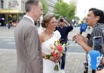 Rotterdam 27 juni 2026
Carola Schouten de burgemeester van Rotterdam, is vandaag getrouwd. Zij en Coert Kleijwegt gaven elkaar het jawoord op het gemeentehuis van Rotterdam. Sander de Kramer trouwde het stel.