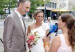 Rotterdam 27 juni 2026
Carola Schouten de burgemeester van Rotterdam, is vandaag getrouwd. Zij en Coert Kleijwegt gaven elkaar het jawoord op het gemeentehuis van Rotterdam. Sander de Kramer trouwde het stel.