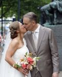 Rotterdam 27 juni 2026
Carola Schouten de burgemeester van Rotterdam, is vandaag getrouwd. Zij en Coert Kleijwegt gaven elkaar het jawoord op het gemeentehuis van Rotterdam. Sander de Kramer trouwde het stel.
