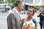 Rotterdam 27 juni 2026
Carola Schouten de burgemeester van Rotterdam, is vandaag getrouwd. Zij en Coert Kleijwegt gaven elkaar het jawoord op het gemeentehuis van Rotterdam. Sander de Kramer trouwde het stel.