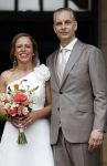Rotterdam 27 juni 2026
Carola Schouten de burgemeester van Rotterdam, is vandaag getrouwd. Zij en Coert Kleijwegt gaven elkaar het jawoord op het gemeentehuis van Rotterdam. Sander de Kramer trouwde het stel.