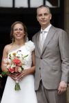 Rotterdam 27 juni 2026
Carola Schouten de burgemeester van Rotterdam, is vandaag getrouwd. Zij en Coert Kleijwegt gaven elkaar het jawoord op het gemeentehuis van Rotterdam. Sander de Kramer trouwde het stel.