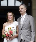 Rotterdam 27 juni 2026
Carola Schouten de burgemeester van Rotterdam, is vandaag getrouwd. Zij en Coert Kleijwegt gaven elkaar het jawoord op het gemeentehuis van Rotterdam. Sander de Kramer trouwde het stel.