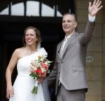 Rotterdam 27 juni 2026
Carola Schouten de burgemeester van Rotterdam, is vandaag getrouwd. Zij en Coert Kleijwegt gaven elkaar het jawoord op het gemeentehuis van Rotterdam. Sander de Kramer trouwde het stel.