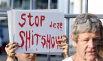 Amsterdam 21 juni 2026
Show Thijs Romer bij de Schram studios . De Dolle Minas komen protesteren tegen de show. demonstranten 