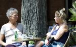 Amsterdam 16 juni 2026
Derk Bolt met een kennis op terras in Amsterdam zuid.