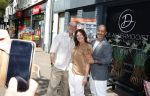 Hilversum 22 mai 2026
Domenik Romano en Ferenc Damen  van het programa MAFS in hun kleing winkel . Ze gaan met een fan op de foto