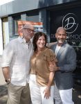 Hilversum 22 mai 2026
Domenik Romano en Ferenc Damen  van het programa MAFS in hun kleing winkel . Ze gaan met een fan op de foto