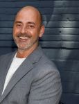 Hilversum 22 mai 2026
Domenik Romano en Ferenc Damen  van het programa MAFS in hun kleing winkel 
