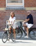 Amsterdam 22 juni 2026
Sandra Masmeijer en haar nieuwe vriend / partner Frank Wisse op terras en op de fiets in Amsterdam zuid.