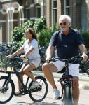 Amsterdam 22 juni 2026
Sandra Masmeijer en haar nieuwe vriend / partner Frank Wisse op terras en op de fiets in Amsterdam zuid.