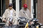 Amsterdam 27 mei 2026
Harry Styles en zijn beveiliger lopen door Amsterdam zuid. Harry geeft 10 concerten in de Johan Cruijff arena.