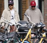 Amsterdam 27 mei 2026
Harry Styles en zijn beveiliger lopen door Amsterdam zuid. Harry geeft 10 concerten in de Johan Cruijff arena.