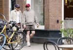 Amsterdam 27 mei 2026
Harry Styles en zijn beveiliger lopen door Amsterdam zuid. Harry geeft 10 concerten in de Johan Cruijff arena.